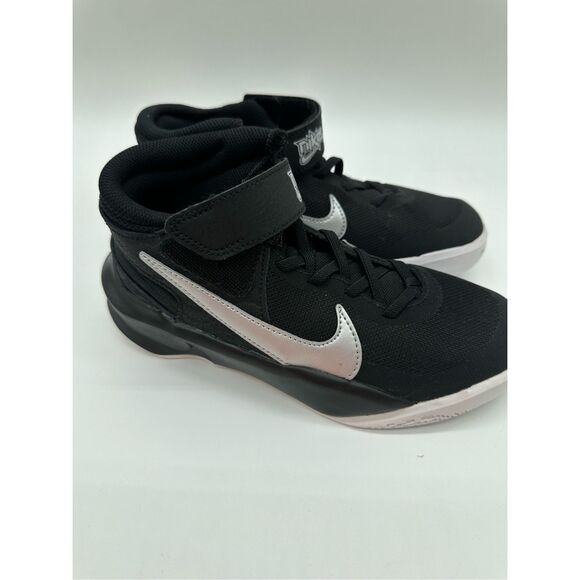 Nike Team Hustle D 11 Big Kids' Basketball Shoes Size 4 - Picture 2 of 8